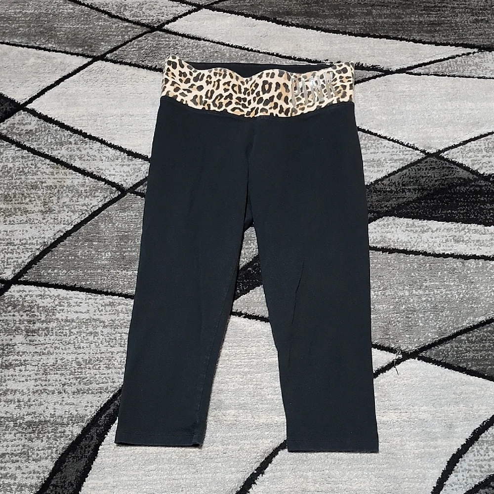 VINTAGE VS PINK CROP YOGA 2014 BLACK LEOPARD-PRINT SILVER-SHINE LOGO LEGGINGS